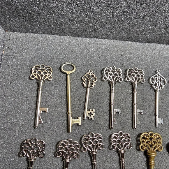 Large Lot Of 22 Metalic Ornate Skeleton Keys Modern Reproductions For Crafts - Picture 6 of 7